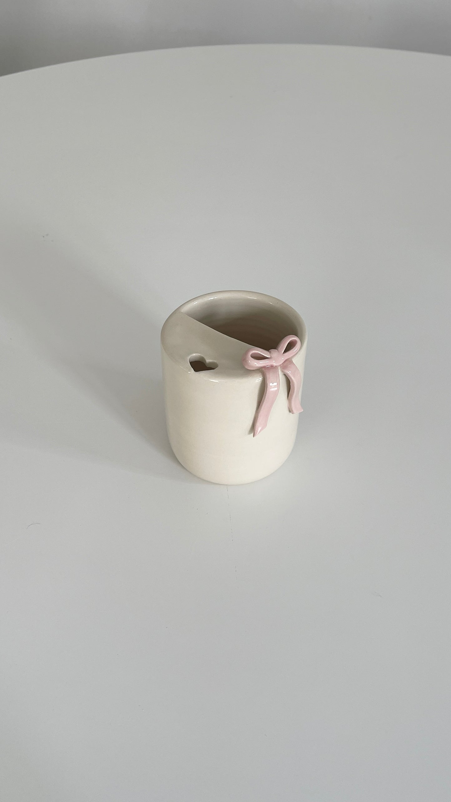 Bow take away cup
