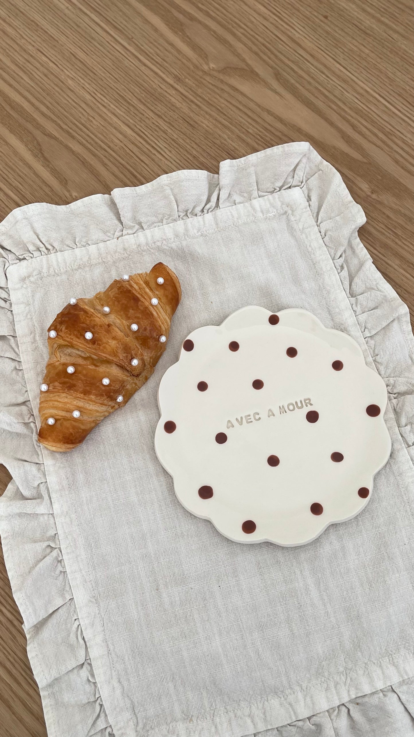 Assiette “Avec Amour” polka dots 🤎