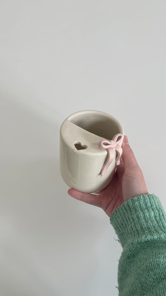 Bow take away cup