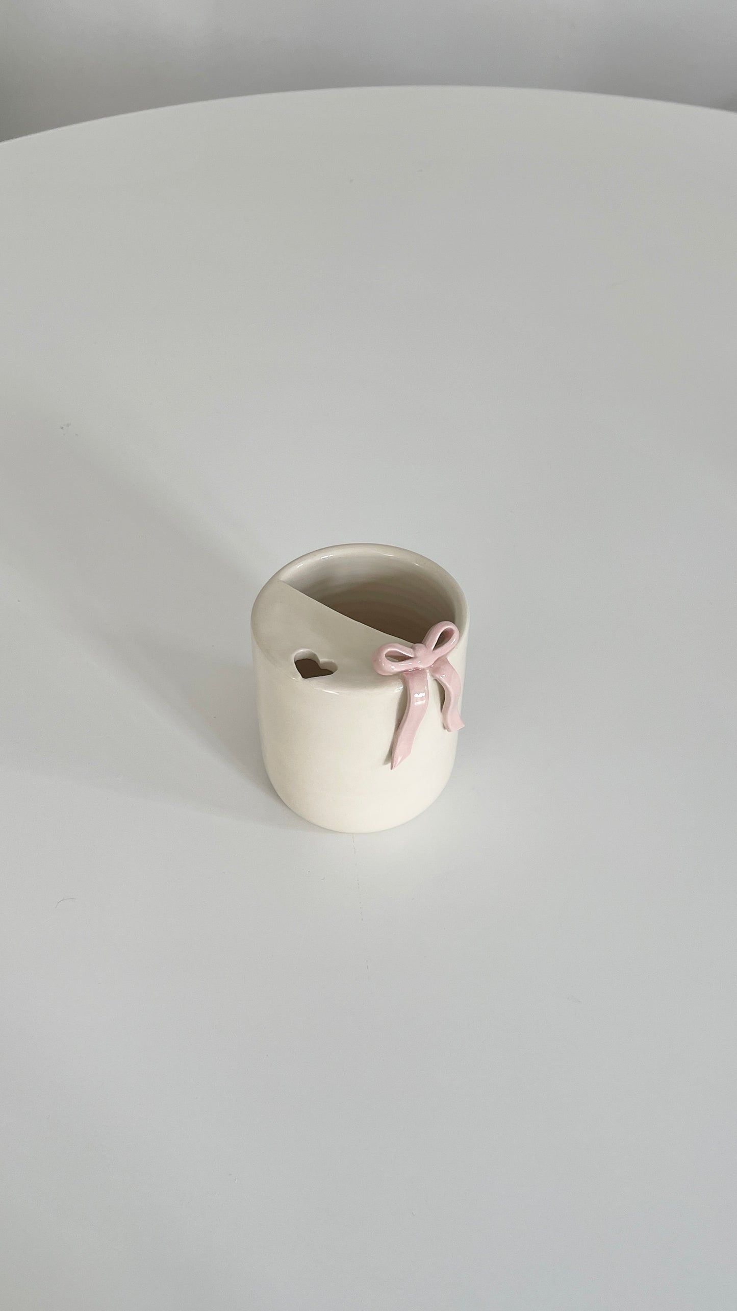 Bow take away cup