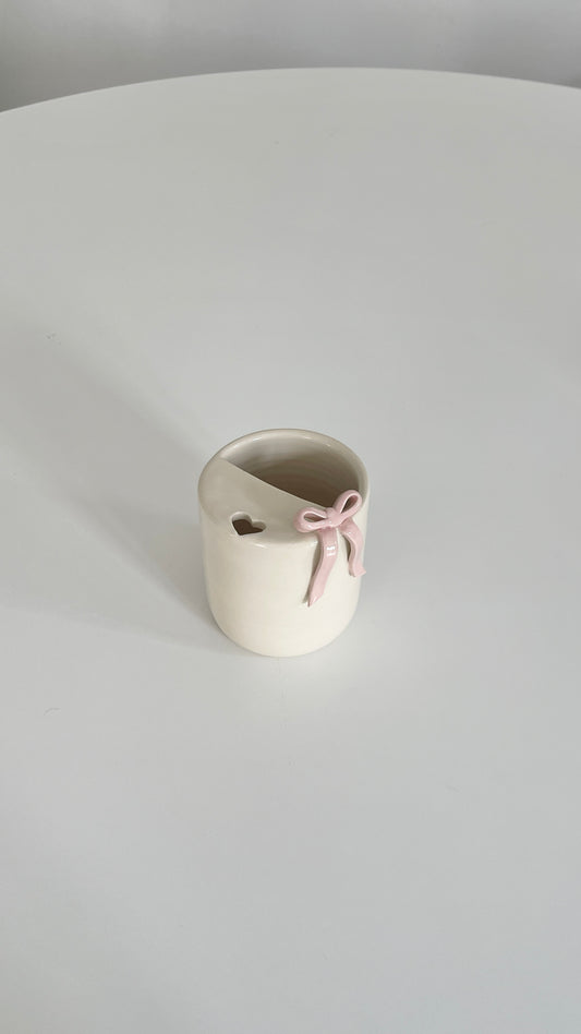 Bow take away cup